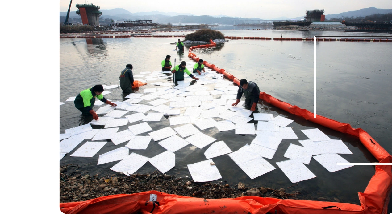 바다에 유출된 기름 제거