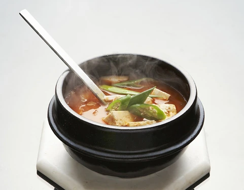 뜨거운 국물에 쇠숟가락을 담가 둔 모습