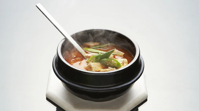 뜨거운 국과 숟가락